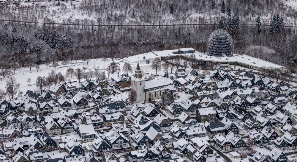 Luftbild Winterberg - Winterluftbild Stadtansicht vom Innenstadtbereich in Winterberg im Bundesland Nordrhein-Westfalen, Deutschland