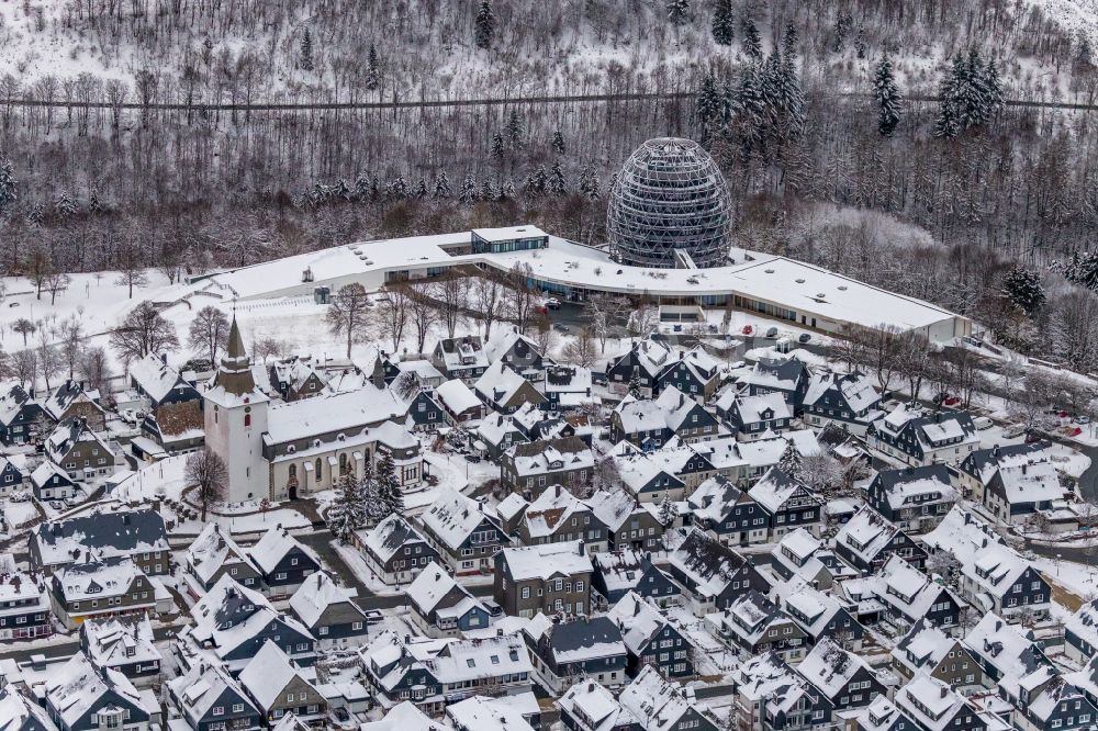 Luftaufnahme Winterberg - Winterluftbild Stadtansicht vom Innenstadtbereich in Winterberg im Bundesland Nordrhein-Westfalen, Deutschland