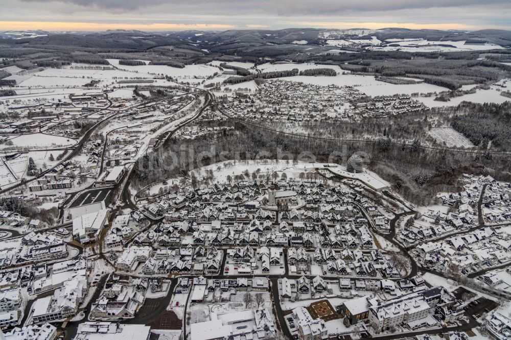 Winterberg aus der Vogelperspektive: Winterluftbild Stadtansicht vom Innenstadtbereich in Winterberg im Bundesland Nordrhein-Westfalen, Deutschland