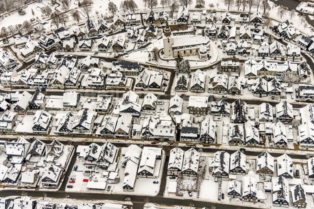 Luftaufnahme Winterberg - Winterluftbild Stadtansicht vom Innenstadtbereich in Winterberg im Bundesland Nordrhein-Westfalen, Deutschland