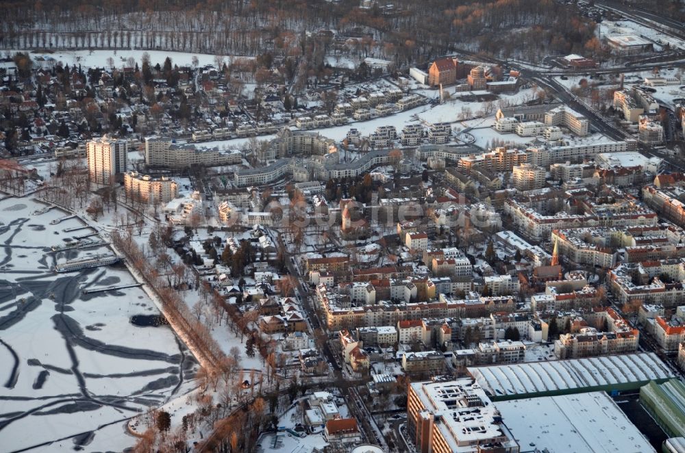 Luftbild Berlin - Winterluftbild Stadtansicht des Stadtteil Alt-Tegel im Ortsteil Tegel in Berlin, Deutschland