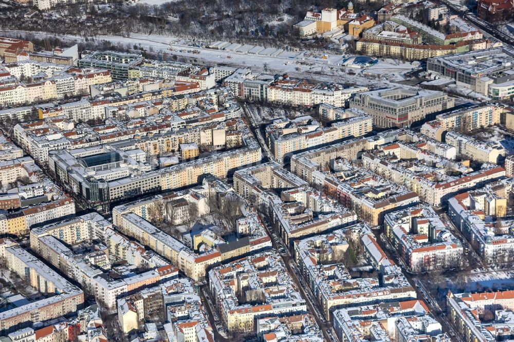 Luftbild Berlin - Winterluftbild Stadtansicht des Stadtteil entlang der Frankfurter Allee im Ortsteil Friedrichshain in Berlin, Deutschland