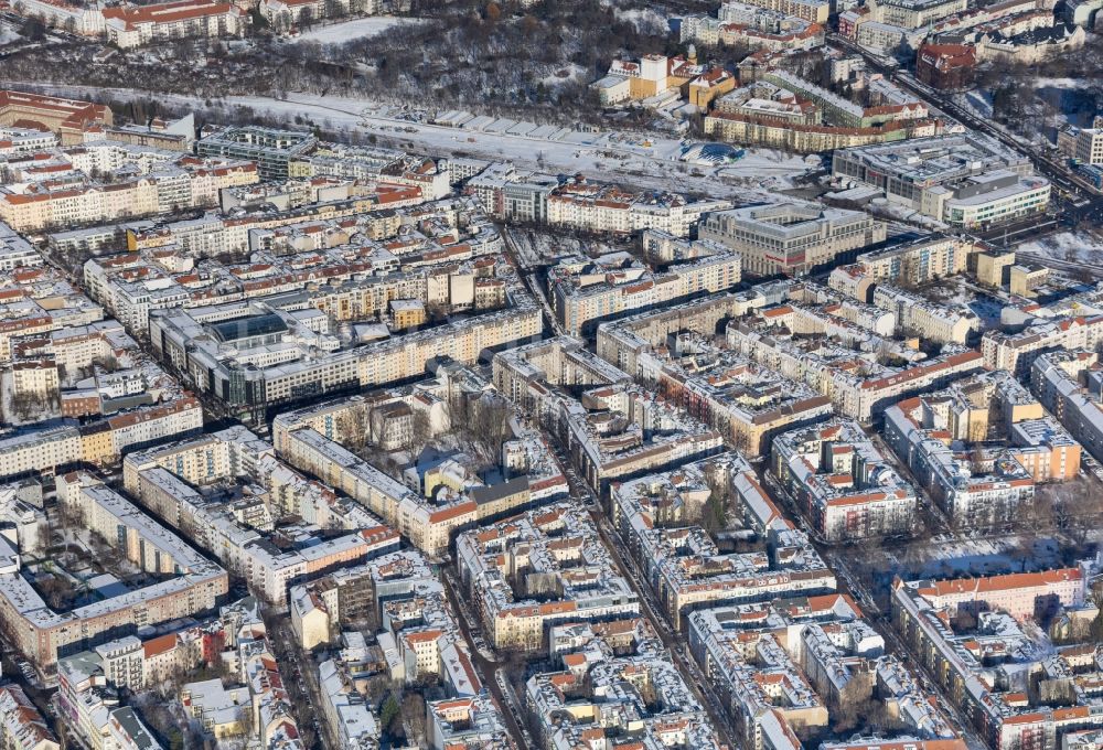 Luftaufnahme Berlin - Winterluftbild Stadtansicht des Stadtteil entlang der Frankfurter Allee im Ortsteil Friedrichshain in Berlin, Deutschland