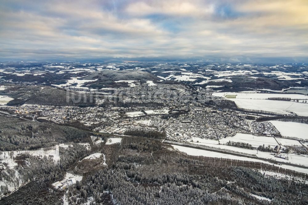 Meschede von oben - Winterluftbild Stadtgebiet mit Außenbezirken und Innenstadtbereich in Meschede im Bundesland Nordrhein-Westfalen, Deutschland