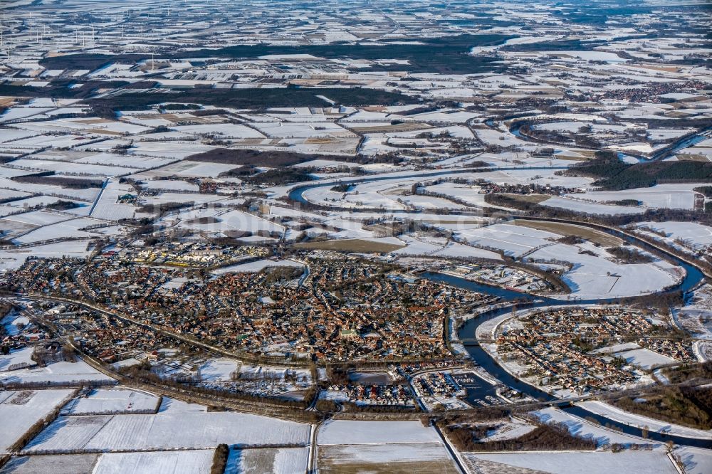 Haren (Ems) aus der Vogelperspektive: Winterluftbild Stadtgebiet inmitten der Landwirtschaft in Haren (Ems) im Bundesland Niedersachsen, Deutschland