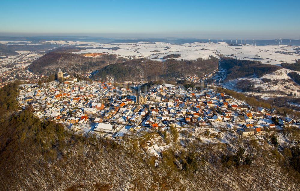 Luftaufnahme Marsberg - Winterluftbild Stadtgebiet inmitten der Landwirtschaft in Marsberg im Bundesland Nordrhein-Westfalen, Deutschland