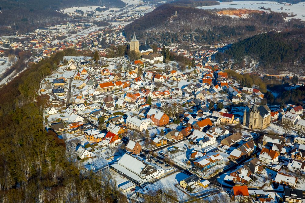 Marsberg von oben - Winterluftbild Stadtgebiet inmitten der Landwirtschaft in Marsberg im Bundesland Nordrhein-Westfalen, Deutschland