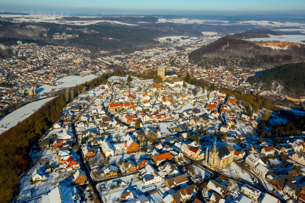 Marsberg aus der Vogelperspektive: Winterluftbild Stadtgebiet inmitten der Landwirtschaft in Marsberg im Bundesland Nordrhein-Westfalen, Deutschland