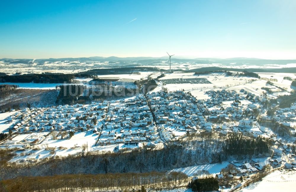 Brilon von oben - Winterluftbild Stadtrand und Außenbezirks- Wohngebiete in Brilon im Bundesland Nordrhein-Westfalen