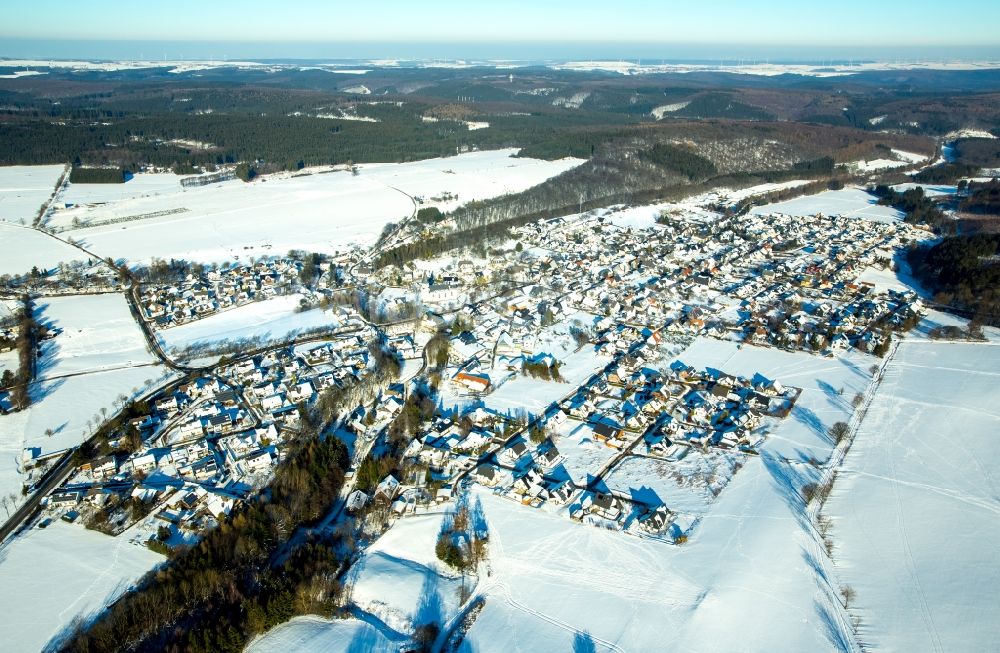 Brilon aus der Vogelperspektive: Winterluftbild Stadtrand und Außenbezirks- Wohngebiete in Brilon im Bundesland Nordrhein-Westfalen