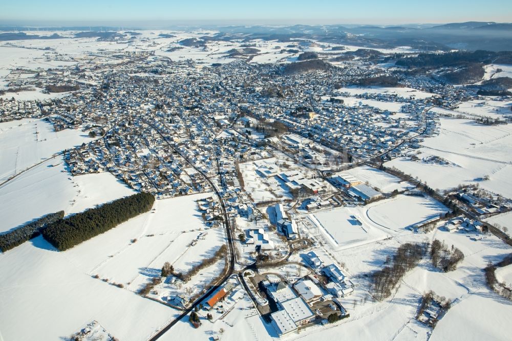 Luftbild Brilon - Winterluftbild Stadtrand und Außenbezirks- Wohngebiete in Brilon im Bundesland Nordrhein-Westfalen