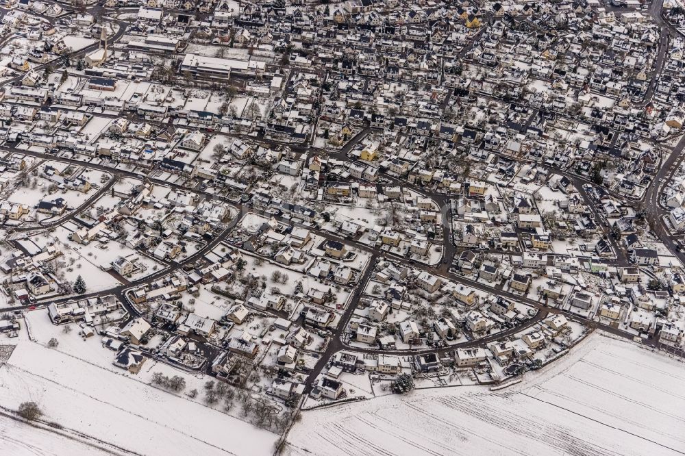 Meschede aus der Vogelperspektive: Winterluftbild Stadtrand und Außenbezirks- Wohngebiete in Meschede im Bundesland Nordrhein-Westfalen, Deutschland