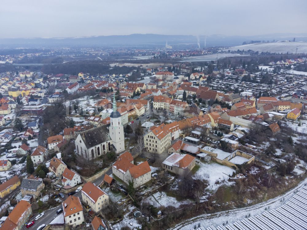 Dohna aus der Vogelperspektive: Winterluftbild Stadtzentrum im Innenstadtbereich in Dohna im Bundesland Sachsen, Deutschland