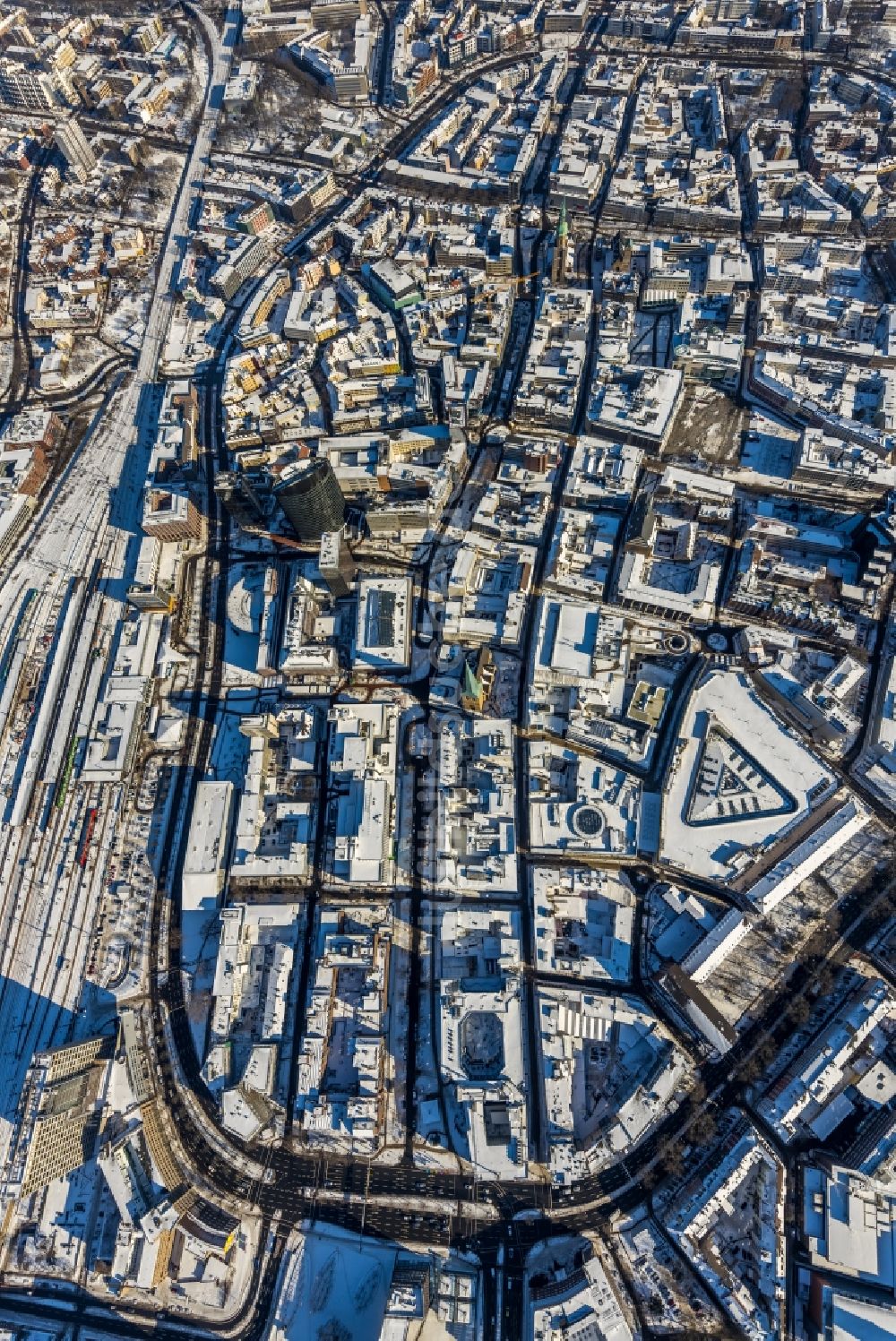 Dortmund aus der Vogelperspektive: Winterluftbild Stadtzentrum im Innenstadtbereich in Dortmund im Bundesland Nordrhein-Westfalen, Deutschland