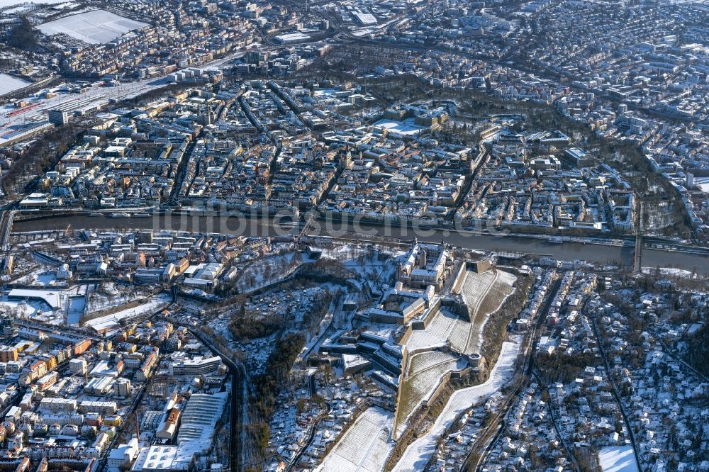 Würzburg aus der Vogelperspektive: Winterluftbild Stadtzentrum im Innenstadtbereich mit Festung Marienberg in Würzburg im Bundesland Bayern, Deutschland