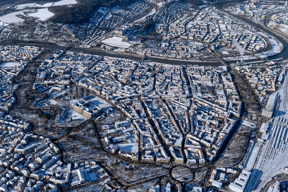 Würzburg aus der Vogelperspektive: Winterluftbild Stadtzentrum im Innenstadtbereich mit Festung Marienberg in Würzburg im Bundesland Bayern, Deutschland