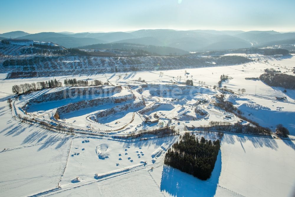 Luftbild Brilon - Winterluftbild Steinbruch an der B 251 in Brilon im Bundesland Nordrhein-Westfalen