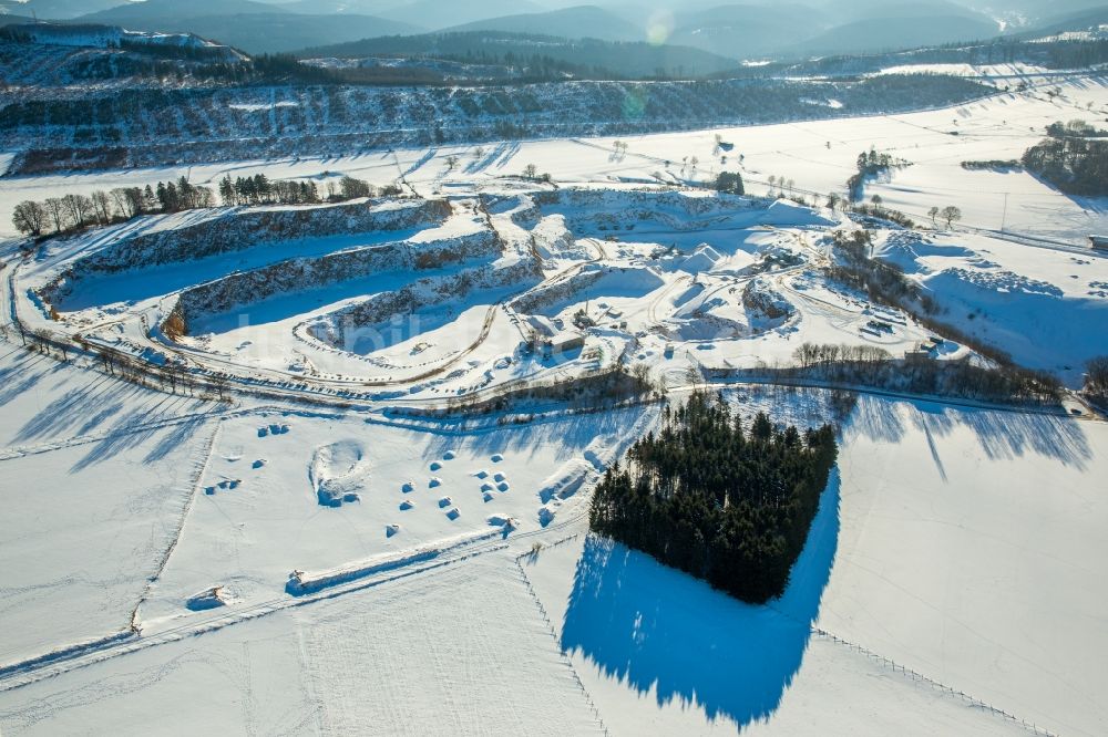 Luftaufnahme Brilon - Winterluftbild Steinbruch an der B 251 in Brilon im Bundesland Nordrhein-Westfalen