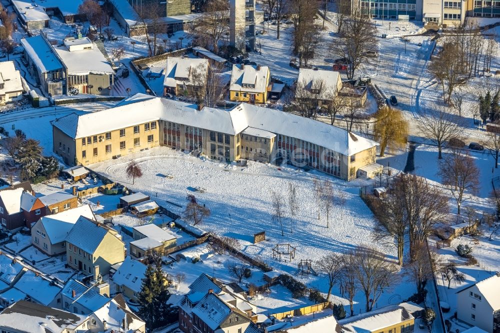 Werl von oben - Winterluftbild Stillgelegtes ehemaliges Schul- Gebäude der Paul-Gerhardt-Schule an der Paul-Gerhardt-Straße in Werl im Bundesland Nordrhein-Westfalen, Deutschland