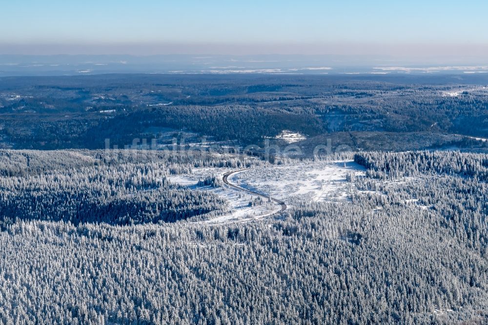 Baiersbronn aus der Vogelperspektive: Winterluftbild Straßenführung der B 500 in Baiersbronn im Bundesland Baden-Württemberg, Deutschland