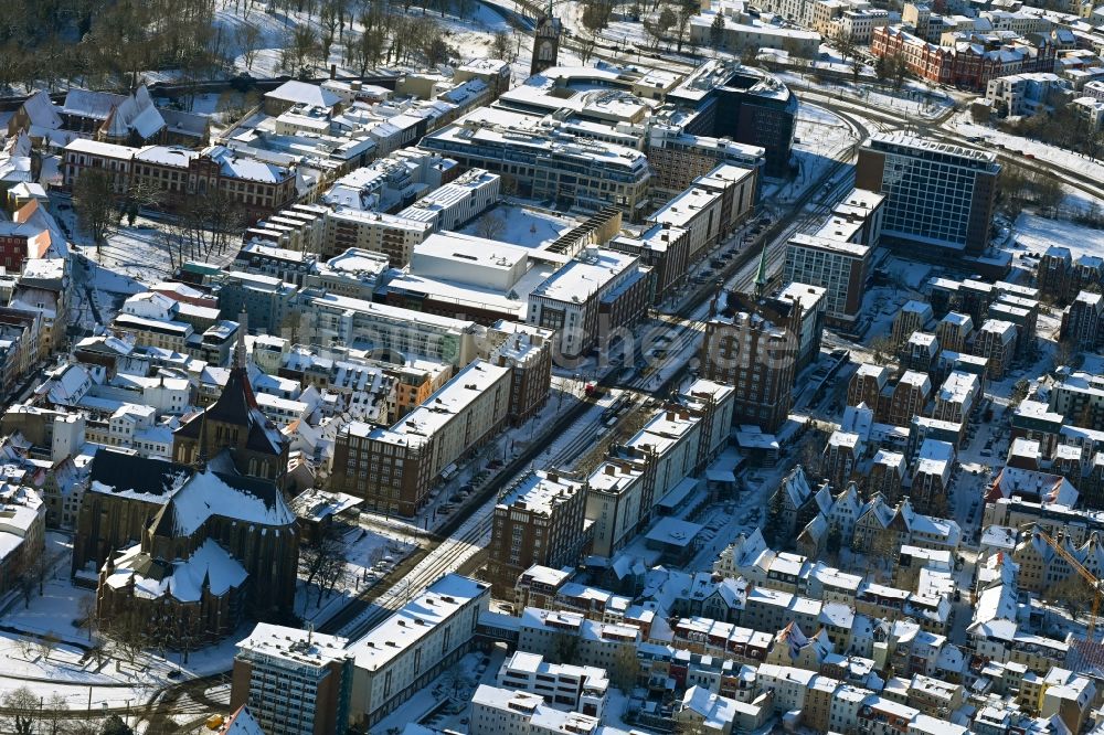 Rostock von oben - Winterluftbild Straßenführung der Flaniermeile Lange Straße in Rostock im Bundesland Mecklenburg-Vorpommern, Deutschland