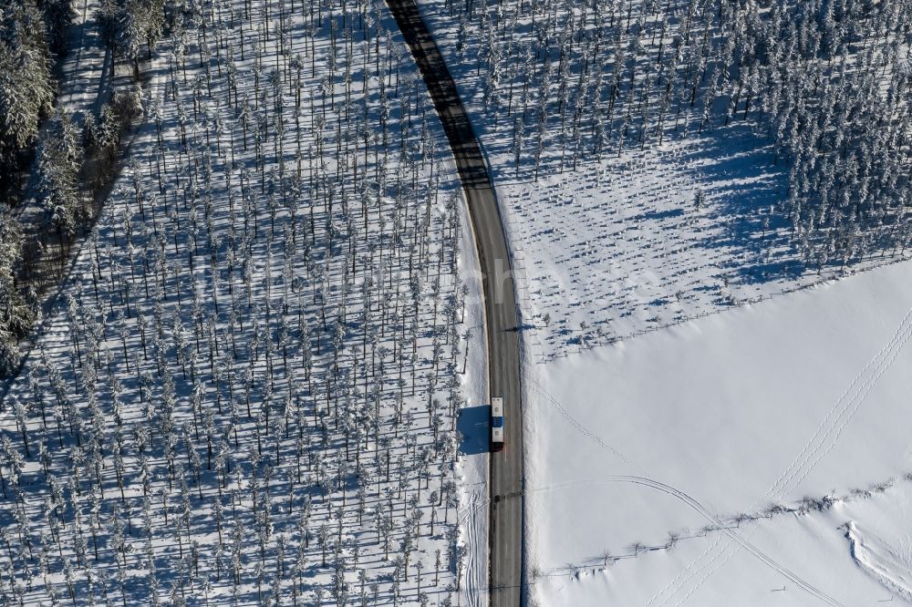 Altlastenberg aus der Vogelperspektive: Winterluftbild Straßenführung der Hochsauerland Höhenstraße bei Altastenberg im Bundesland Nordrhein-Westfalen, Deutschland