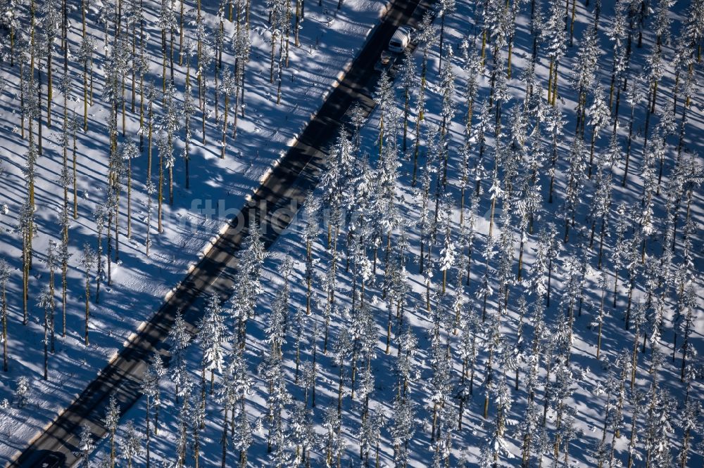 Altlastenberg aus der Vogelperspektive: Winterluftbild Straßenführung der Hochsauerland Höhenstraße bei Altastenberg im Bundesland Nordrhein-Westfalen, Deutschland