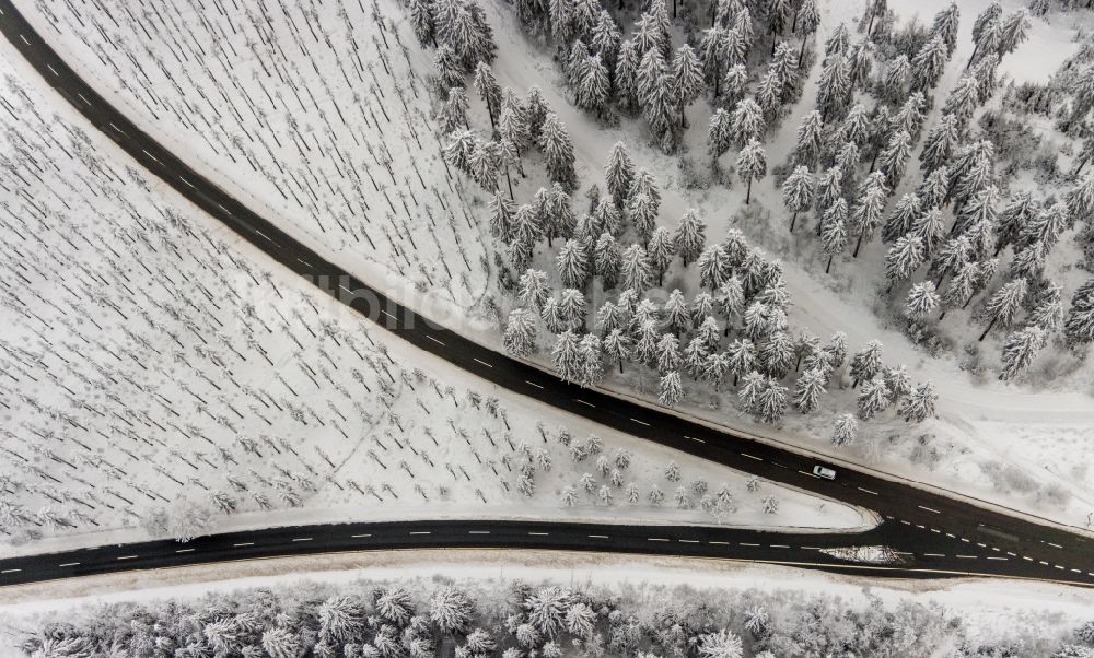 Luftaufnahme Altlastenberg - Winterluftbild Straßenführung der Hochsauerland Höhenstraße mit Gabelung bei Altastenberg im Bundesland Nordrhein-Westfalen, Deutschland