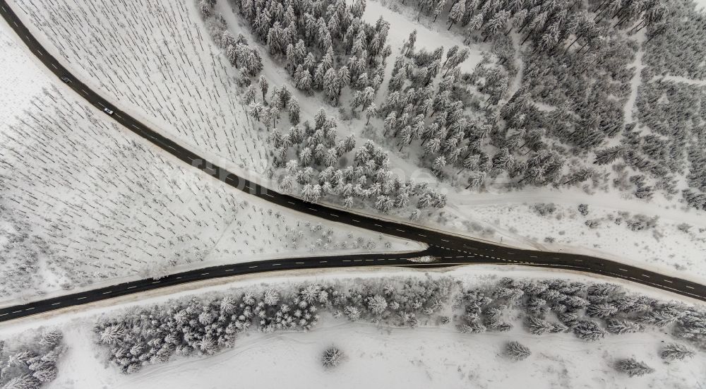 Altlastenberg von oben - Winterluftbild Straßenführung der Hochsauerland Höhenstraße mit Gabelung bei Altastenberg im Bundesland Nordrhein-Westfalen, Deutschland