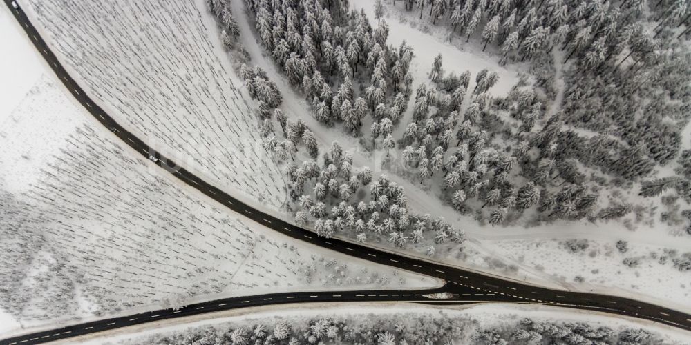 Altlastenberg aus der Vogelperspektive: Winterluftbild Straßenführung der Hochsauerland Höhenstraße mit Gabelung bei Altastenberg im Bundesland Nordrhein-Westfalen, Deutschland