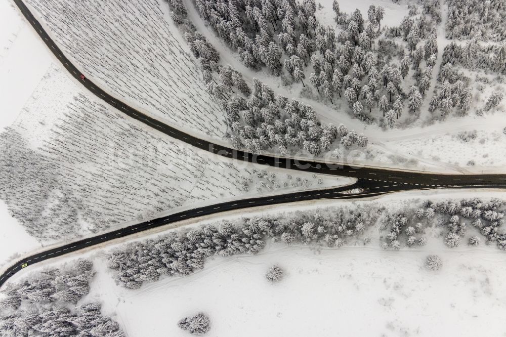 Luftbild Altlastenberg - Winterluftbild Straßenführung der Hochsauerland Höhenstraße mit Gabelung bei Altastenberg im Bundesland Nordrhein-Westfalen, Deutschland