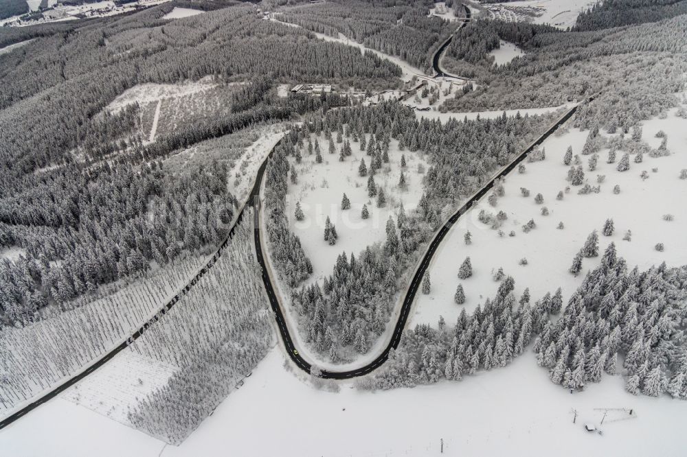 Altlastenberg aus der Vogelperspektive: Winterluftbild Straßenführung der Hochsauerland Höhenstraße und Landstraße L540 bei Altastenberg im Bundesland Nordrhein-Westfalen, Deutschland