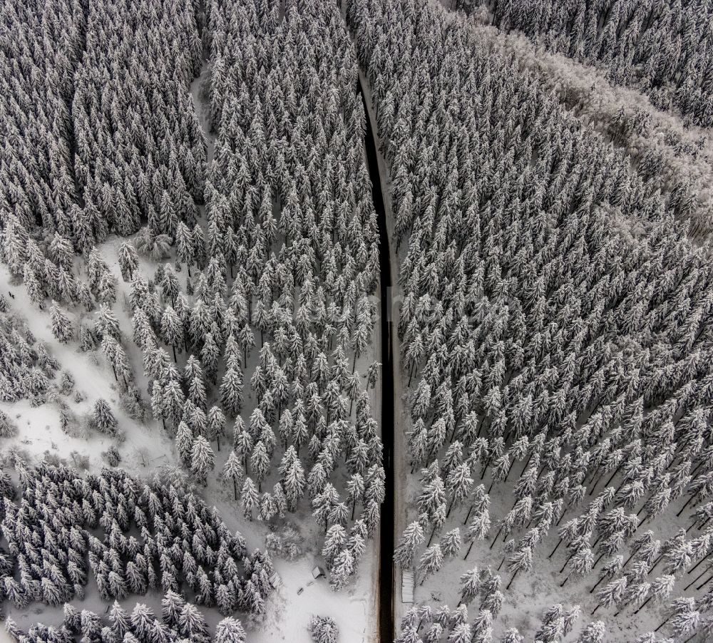 Luftaufnahme Winterberg - Winterluftbild Straßenführung Rothaarsteig in Winterberg im Bundesland Nordrhein-Westfalen, Deutschland