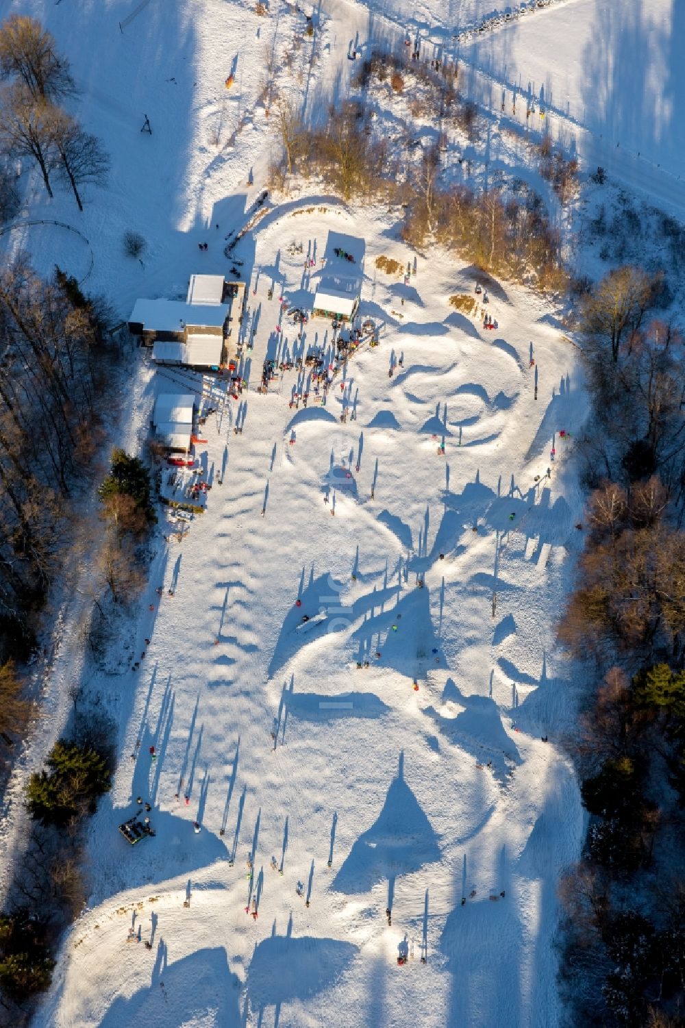 Rüthen von oben - Winterluftbild Strecke der BMX- Rennbahn - Parkour Buckelpiste des Bikepark Warstein Am Rabennest im Ortsteil Kallenhardt in Rüthen im Bundesland Nordrhein-Westfalen