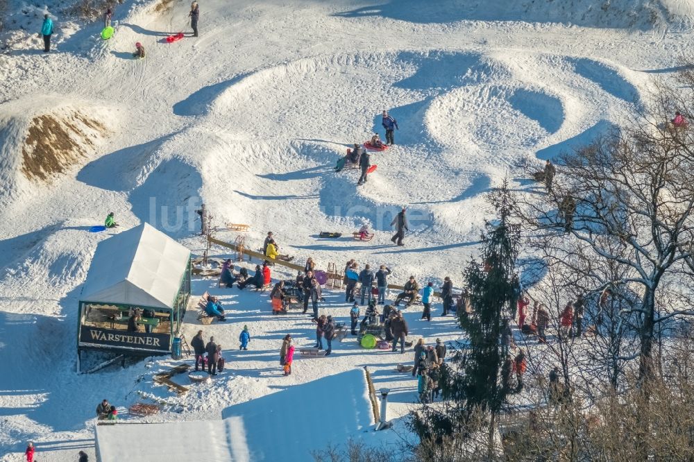 Rüthen aus der Vogelperspektive: Winterluftbild Strecke der BMX- Rennbahn - Parkour Buckelpiste des Bikepark Warstein Am Rabennest im Ortsteil Kallenhardt in Rüthen im Bundesland Nordrhein-Westfalen