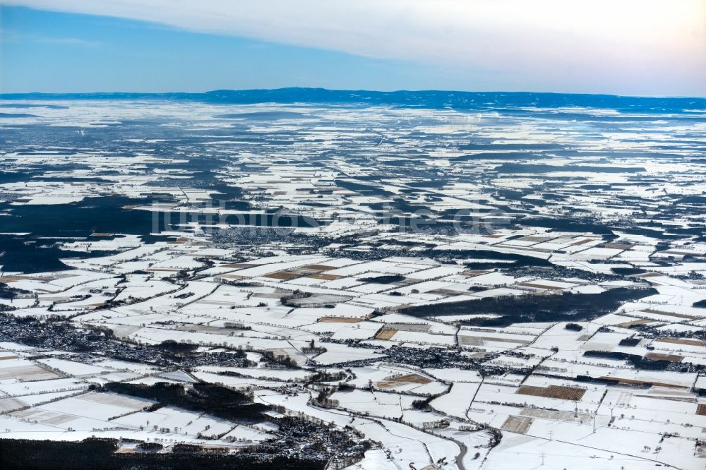 Hoyershausen aus der Vogelperspektive: Winterluftbild Strukturen auf landwirtschaftlichen Feldern in Hoyershausen im Bundesland Niedersachsen, Deutschland