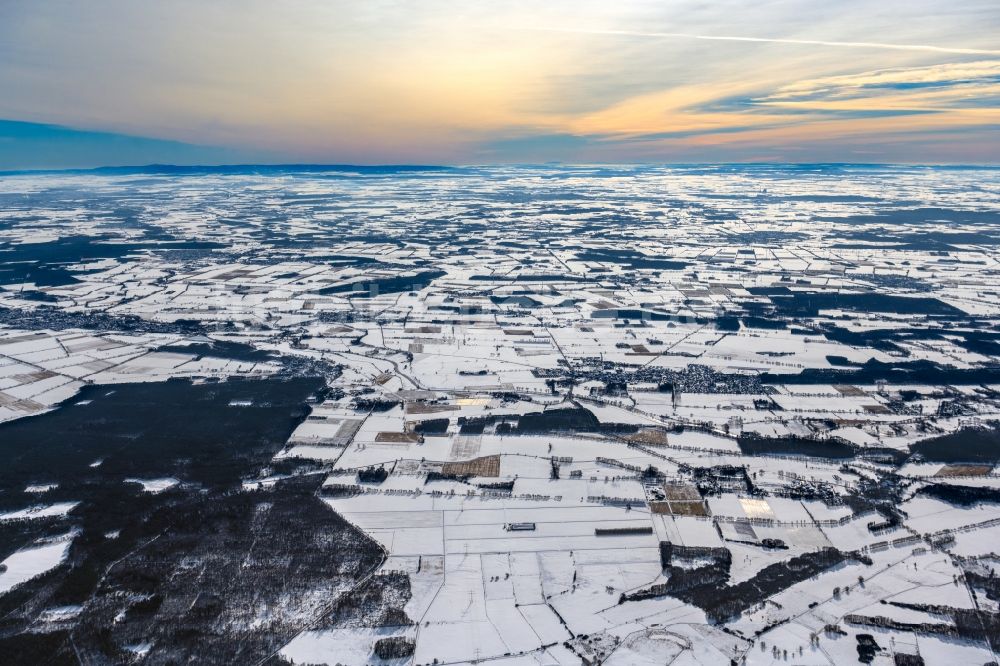 Luftbild Hoyershausen - Winterluftbild Strukturen auf landwirtschaftlichen Feldern in Hoyershausen im Bundesland Niedersachsen, Deutschland