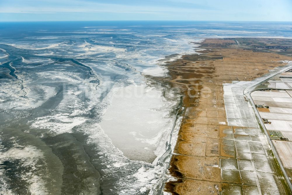 Kaiser-Wilhelm-Koog aus der Vogelperspektive: Winterluftbild Strukturen auf landwirtschaftlichen Feldern an der Nordseeküste in Kaiser-Wilhelm-Koog im Bundesland Schleswig-Holstein, Deutschland