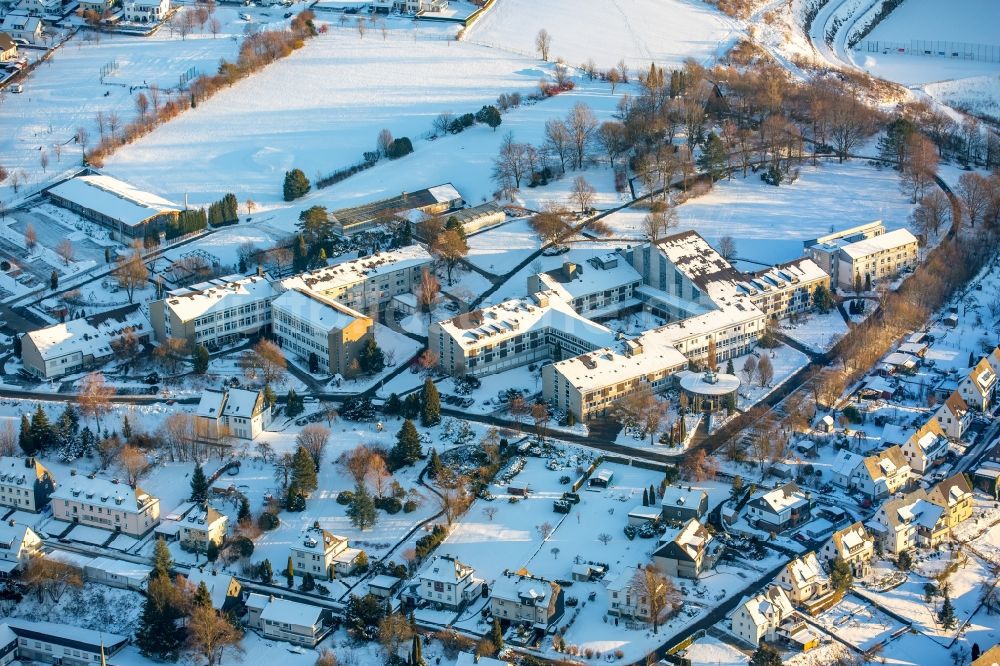 Luftbild Bestwig - Winterluftbild Studenten- Wohnheim - Gebäude BERUFSKOLLEG Bergkloster Bestwig Zum Bergkloster im Ortsteil Ostwig in Bestwig im Bundesland Nordrhein-Westfalen