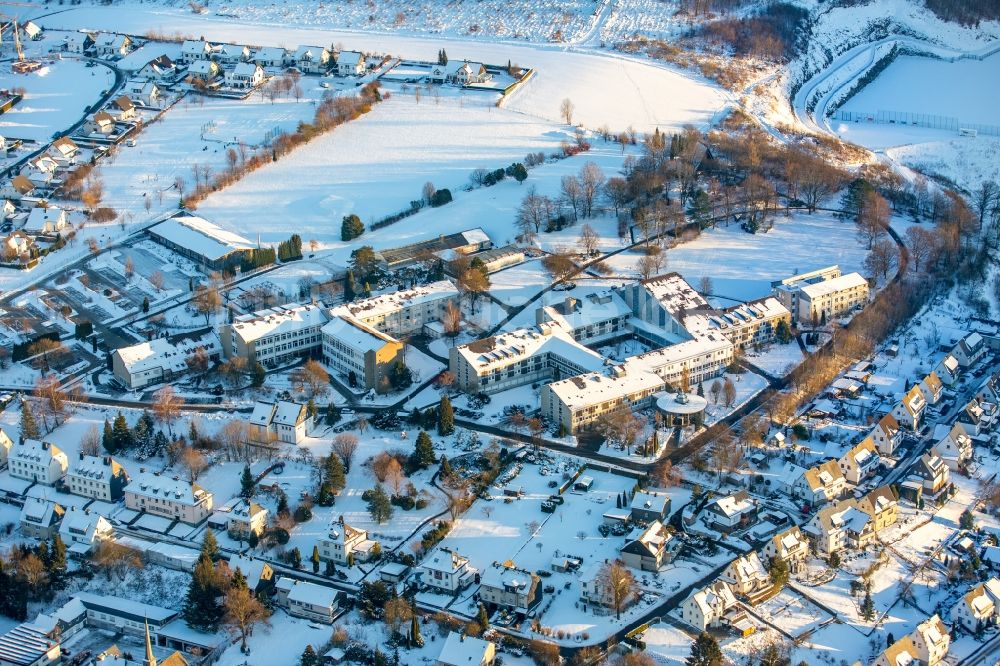 Luftaufnahme Bestwig - Winterluftbild Studenten- Wohnheim - Gebäude BERUFSKOLLEG Bergkloster Bestwig Zum Bergkloster im Ortsteil Ostwig in Bestwig im Bundesland Nordrhein-Westfalen