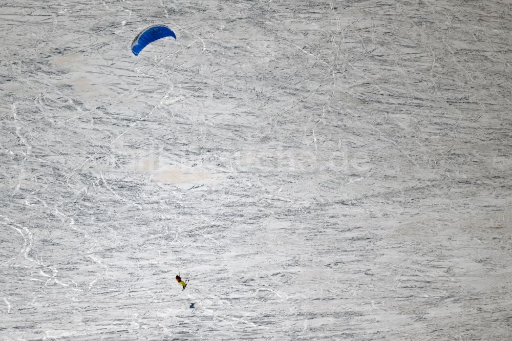 Luftbild Gersfeld (Rhön) - Winterluftbild Surfer - Kitesurfer - Snowkiter in Fahrt an der Wasserkuppe in Gersfeld (Rhön) im Bundesland Hessen, Deutschland