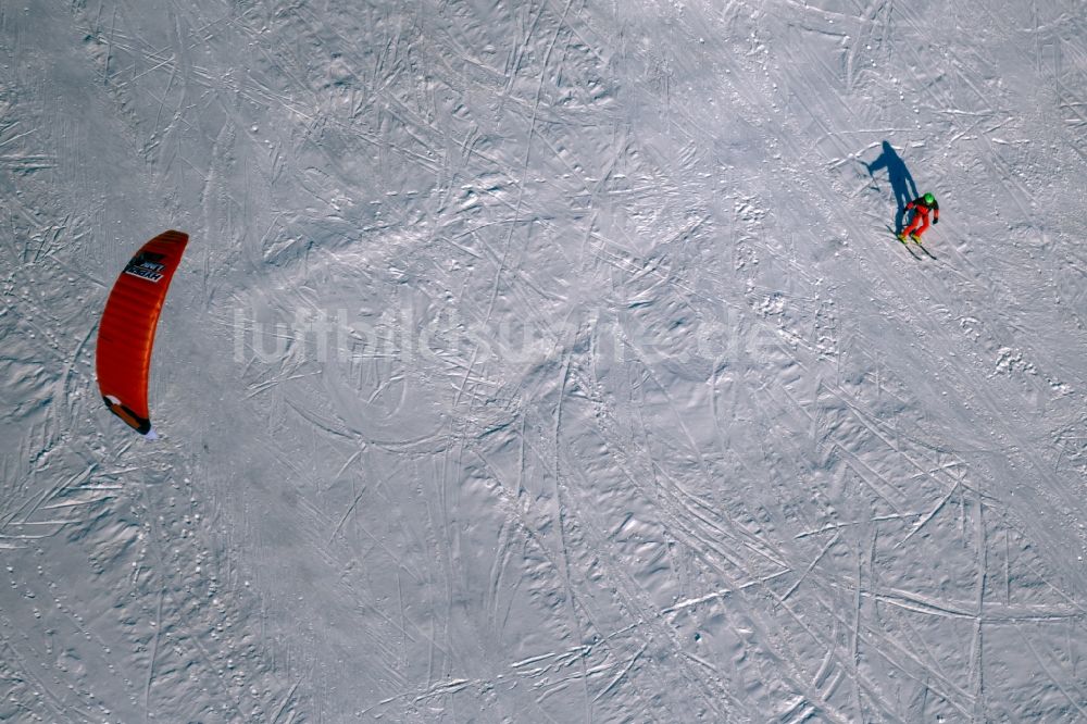 Gersfeld (Rhön) aus der Vogelperspektive: Winterluftbild Surfer - Kitesurfer - Snowkiter in Fahrt an der Wasserkuppe in Gersfeld (Rhön) im Bundesland Hessen, Deutschland