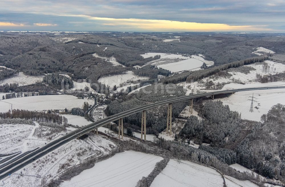 Nuttlar von oben - Winterluftbild Talbrücke Nuttlar der BAB 46 bei Nuttlar in Nordrhein-Westfalen