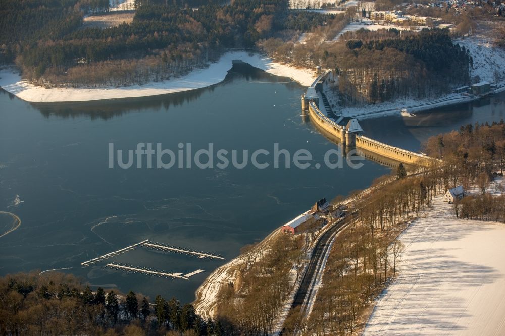 Möhnesee aus der Vogelperspektive: Winterluftbild Talsperren - Staudamm und Stausee in Möhnesee im Bundesland Nordrhein-Westfalen