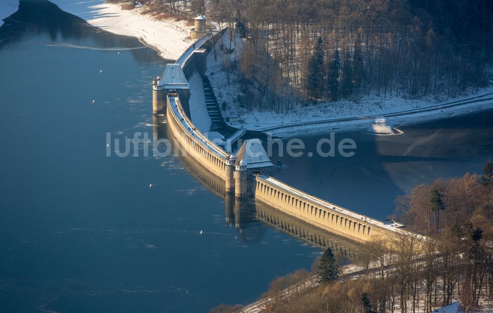 Luftbild Möhnesee - Winterluftbild Talsperren - Staudamm und Stausee in Möhnesee im Bundesland Nordrhein-Westfalen