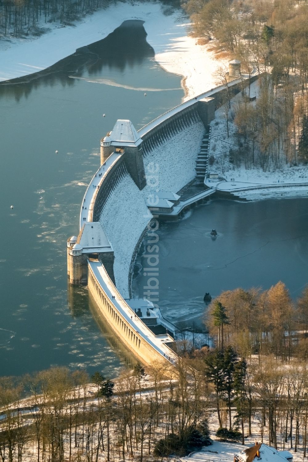 Luftaufnahme Möhnesee - Winterluftbild Talsperren - Staudamm und Stausee in Möhnesee im Bundesland Nordrhein-Westfalen