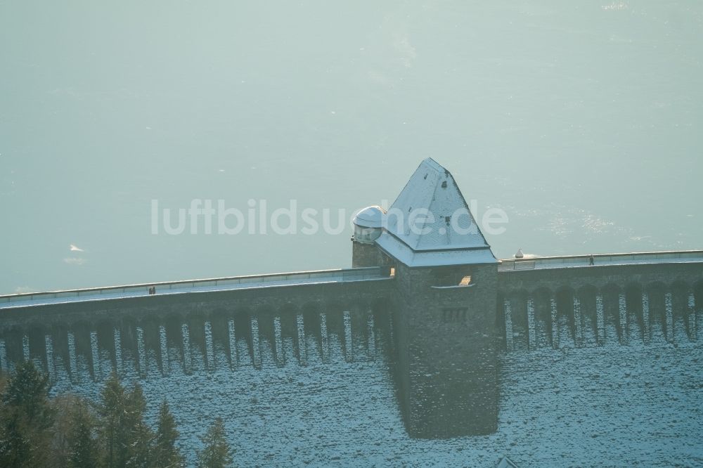 Möhnesee aus der Vogelperspektive: Winterluftbild Talsperren - Staudamm und Stausee in Möhnesee im Bundesland Nordrhein-Westfalen