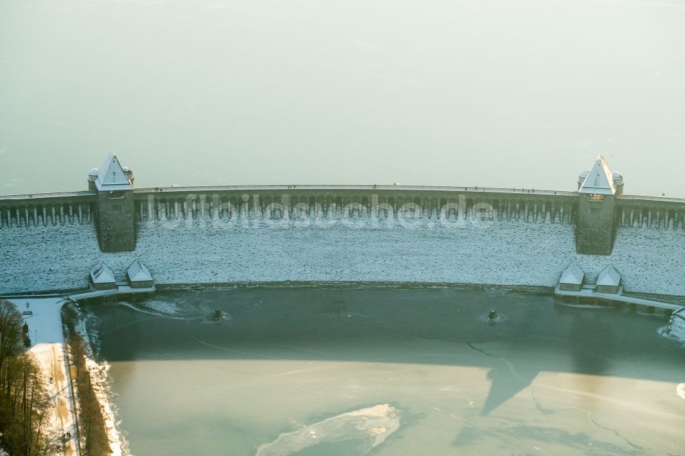 Luftbild Möhnesee - Winterluftbild Talsperren - Staudamm und Stausee in Möhnesee im Bundesland Nordrhein-Westfalen