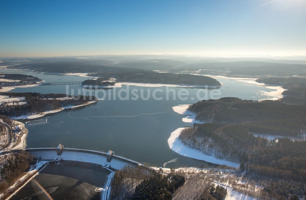 Luftaufnahme Möhnesee - Winterluftbild Talsperren - Staudamm und Stausee in Möhnesee im Bundesland Nordrhein-Westfalen