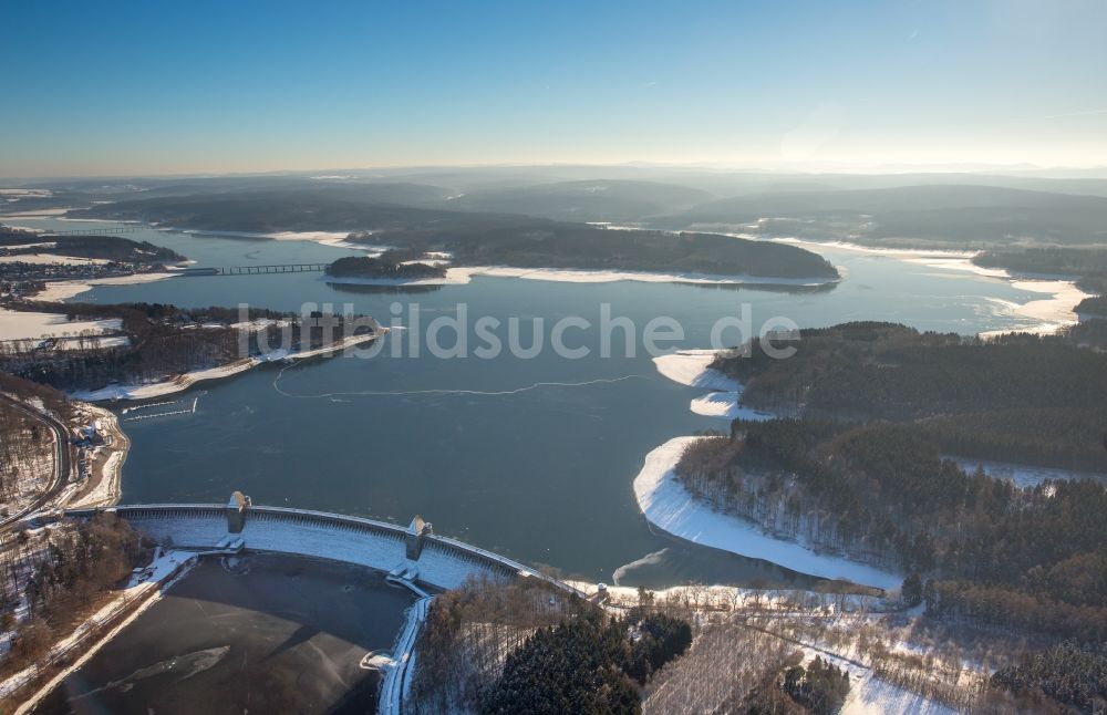 Möhnesee von oben - Winterluftbild Talsperren - Staudamm und Stausee in Möhnesee im Bundesland Nordrhein-Westfalen